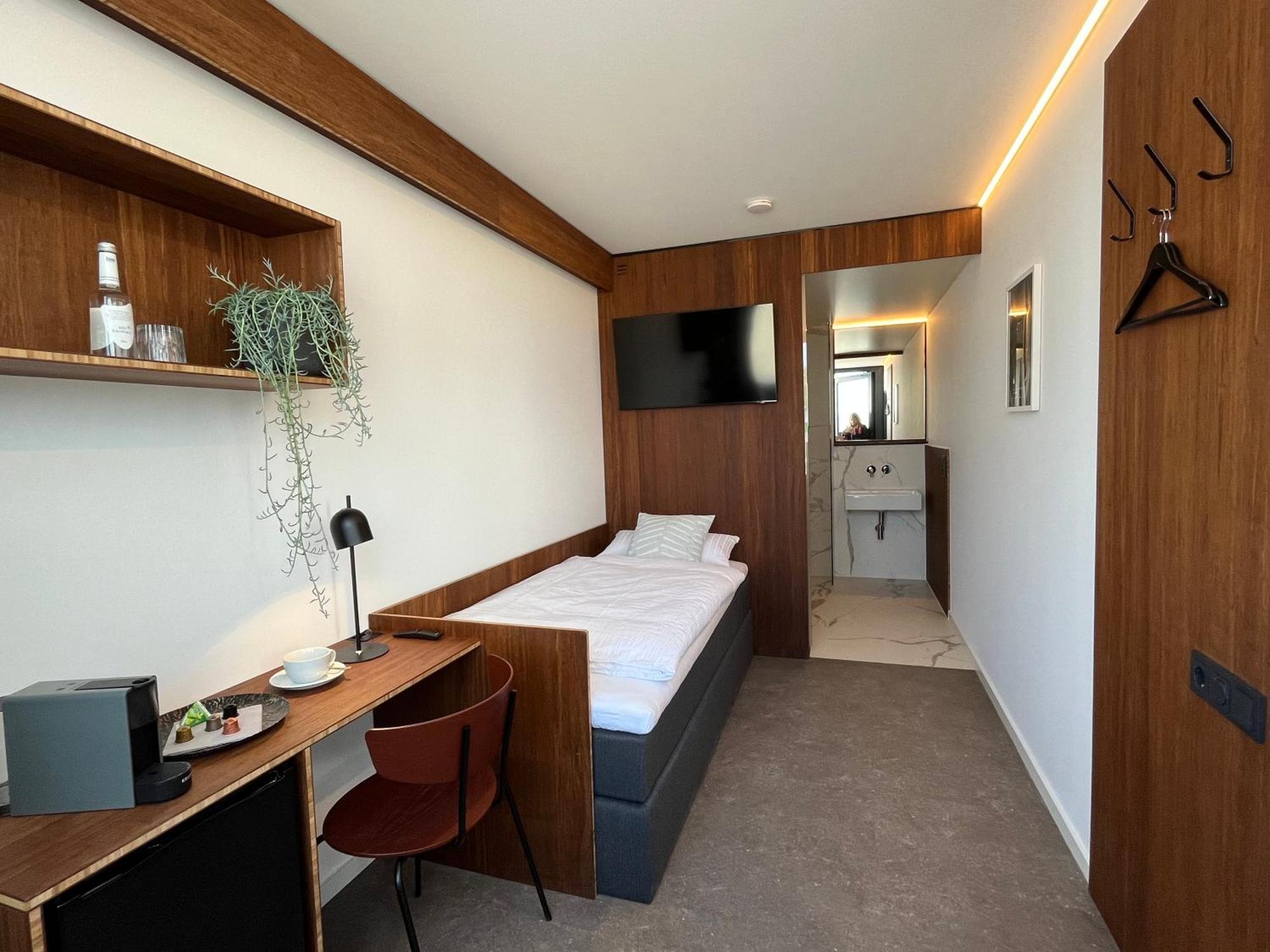 Tin Inn - Hueckelhoven - Das Hotel Aus Hochwertig Ausgebauten Ueberseecontainern Esterno foto